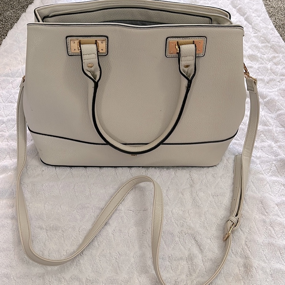 Kate & Alex Cuffaro cream colored hand bag. Gold hardware and brown trim.